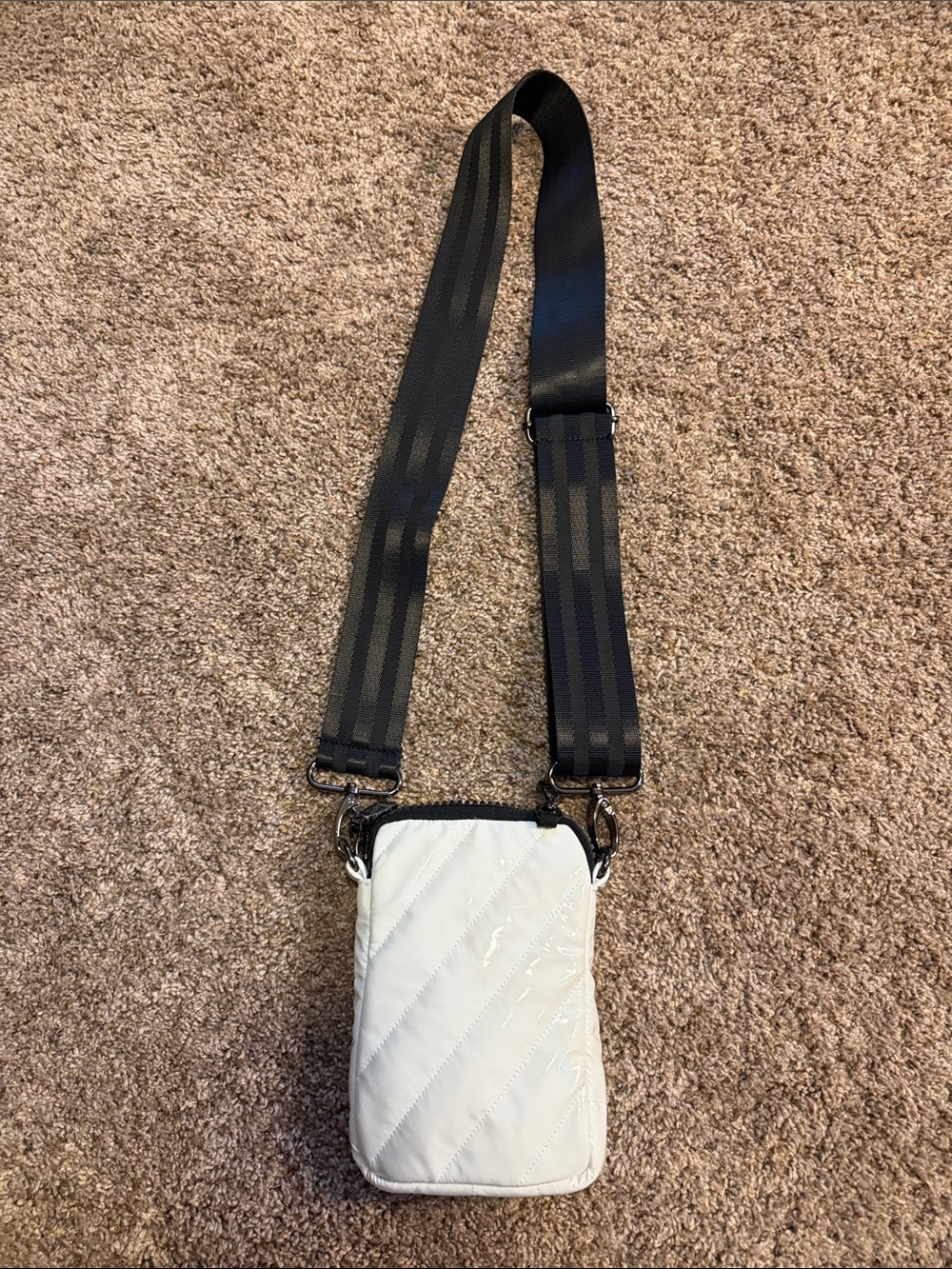 NWOT THINK ROYLN White Quilted Crossbody Phone Bag with Black Strap - Picture 3 of 7